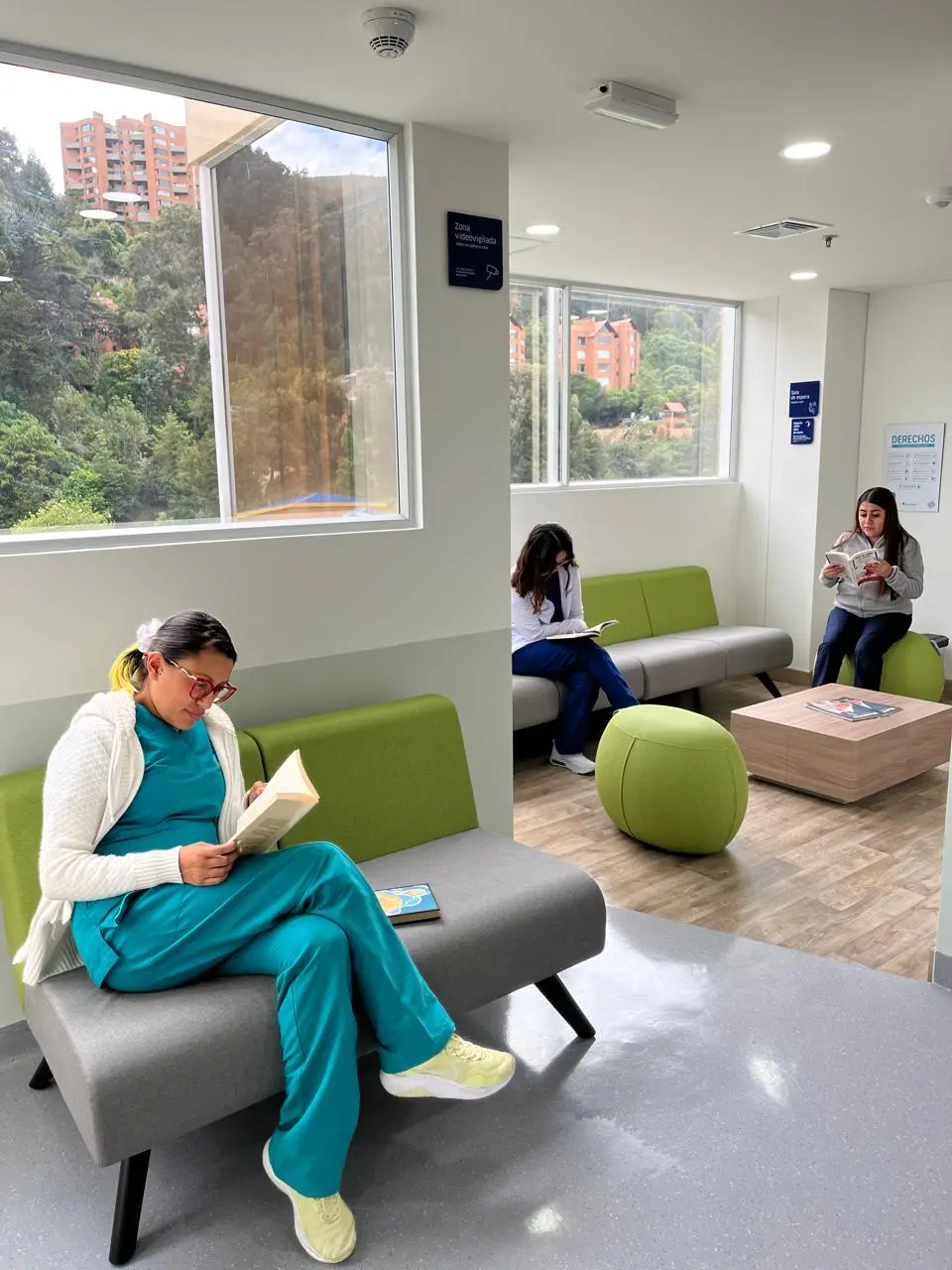 imagen de personas leyendo imagen de personas leyendo