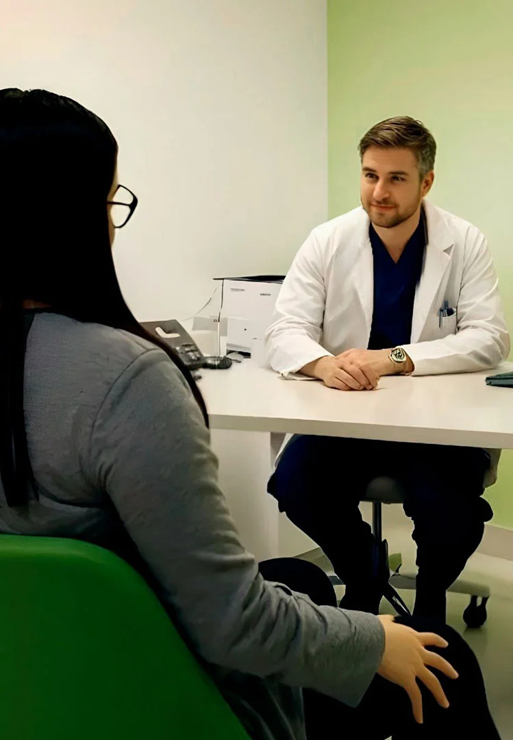 Doctor en consulta médica con paciente
